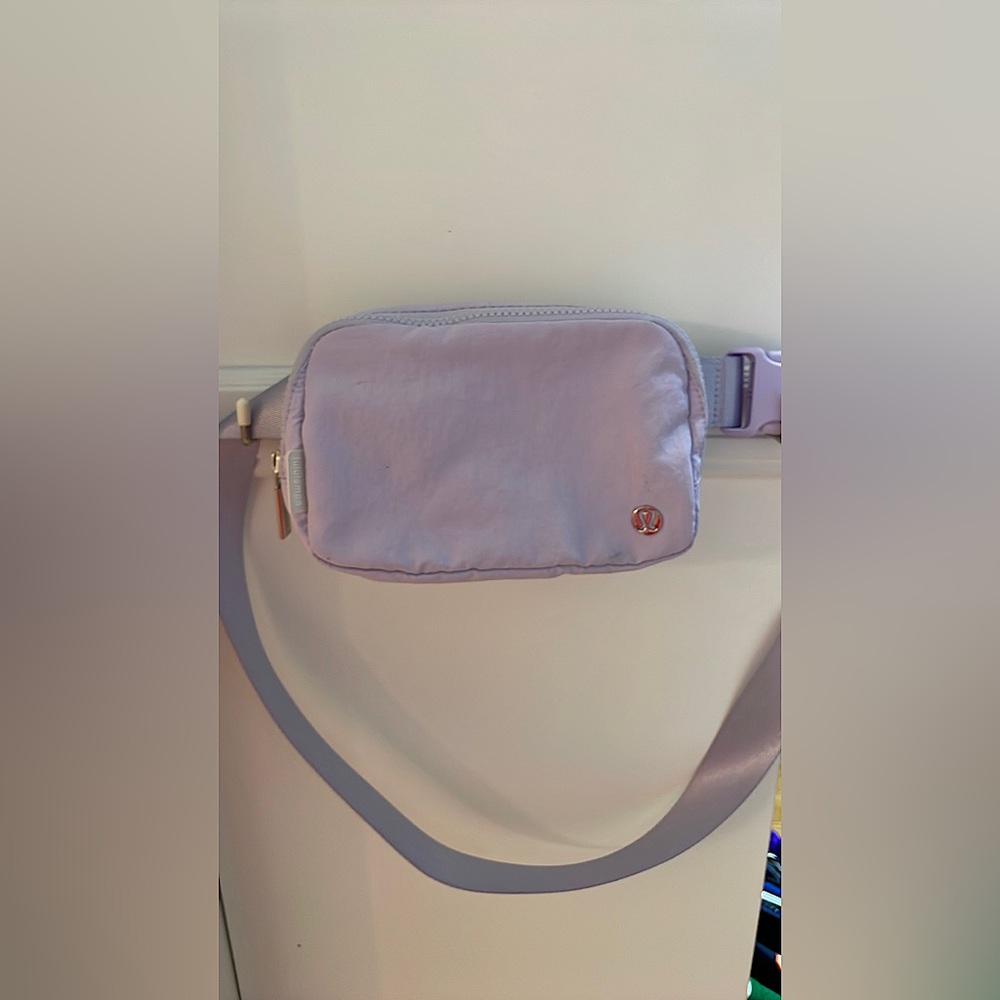 Lululemon Everywhere Belt Bag in Lavender Fog